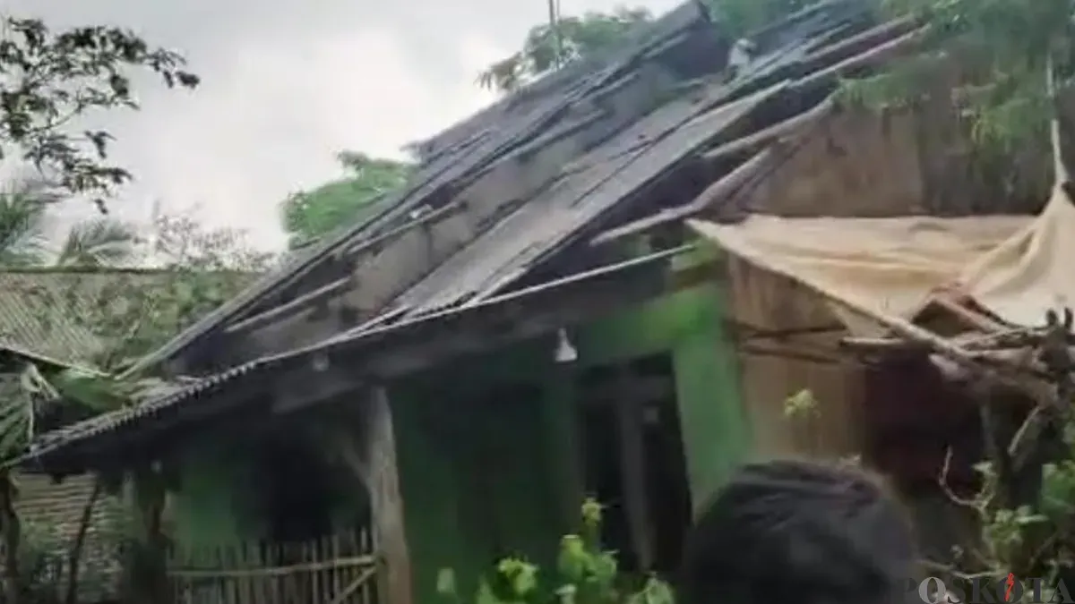 Salah satu rumah warga korban bencana angin puting beliung di Kecamatan Sindangresmi, Pandeglang, rusak pada bagian atap. (Sumber: Poskota/ Samsul Fatoni)