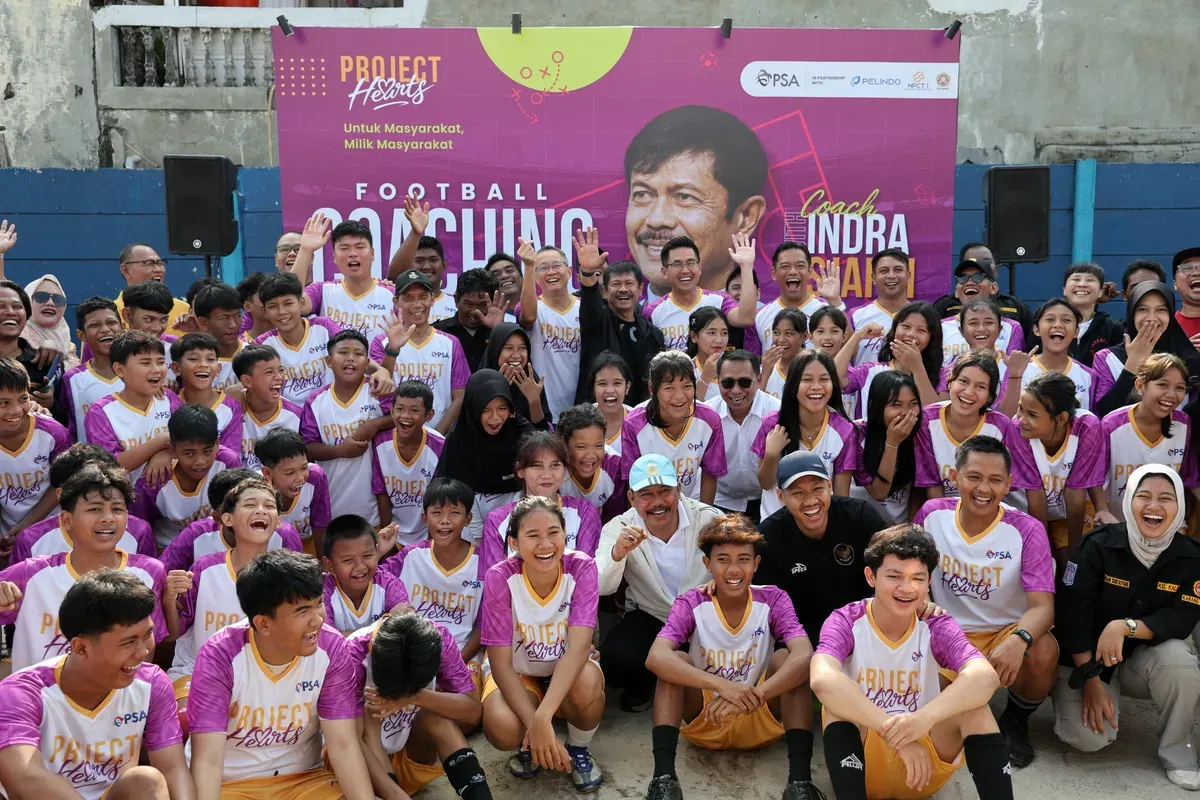 Peserta, pelatih, dan jajaran Project Hearts oleh PSA berfoto bersama setelah pembukaan Football Coaching Clinic bersama Indra Sjafri, mantan pelatih Timnas U-23, di Stadion Mini Kalibaru, Jakarta Utara, Sabtu, 18 April 2026. (Sumber: PSA Indonesia)