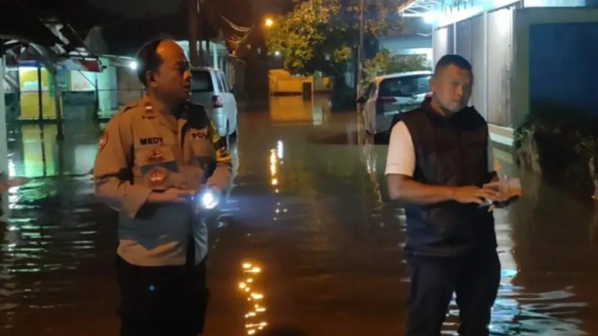 Pihak kepolisian mengecek titik banjir di wilayah Pengasinan, Depok. (Sumber: Polsek Bojongsari)