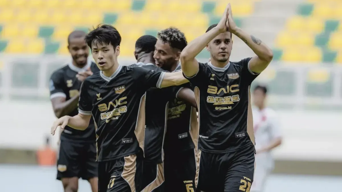 Momen protes pemain Persib Bandung kepada wasit usai gol kontroversial Dewa United dalam laga panas di Banten International Stadium. (Sumber: Ileague)