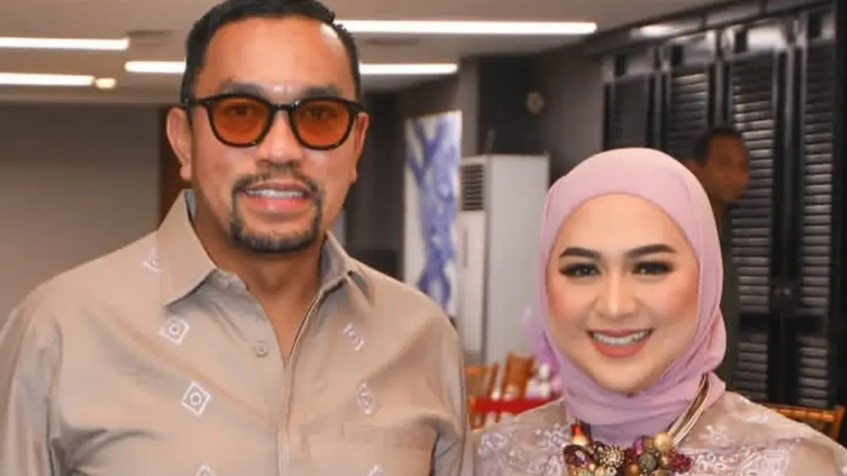 Istri Ahmad Sahroni, Feby Belinda digosipkan berselingkuh dengan seorang drummer band tahun 90-an. (Sumber: Instagram/@ahmadsahroni88)