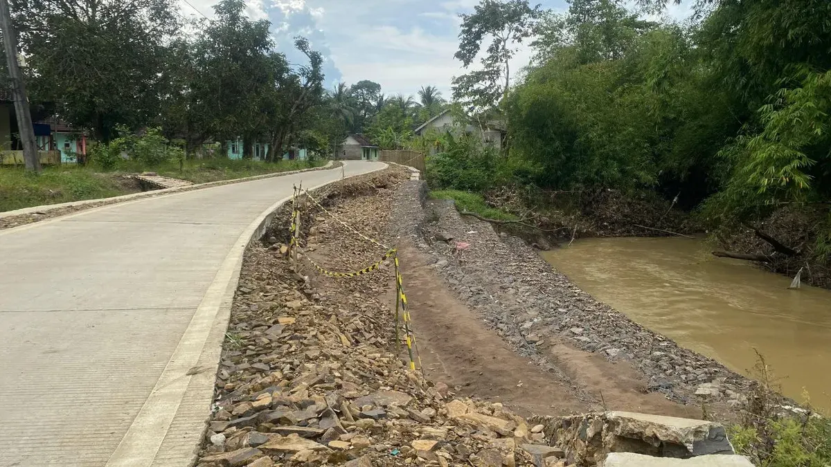 Kondisi Jalan Cimoyan, Kecamatan Patia, Kabupaten Pandeglang, kembali ambles. (Sumber: Dok. Warga)