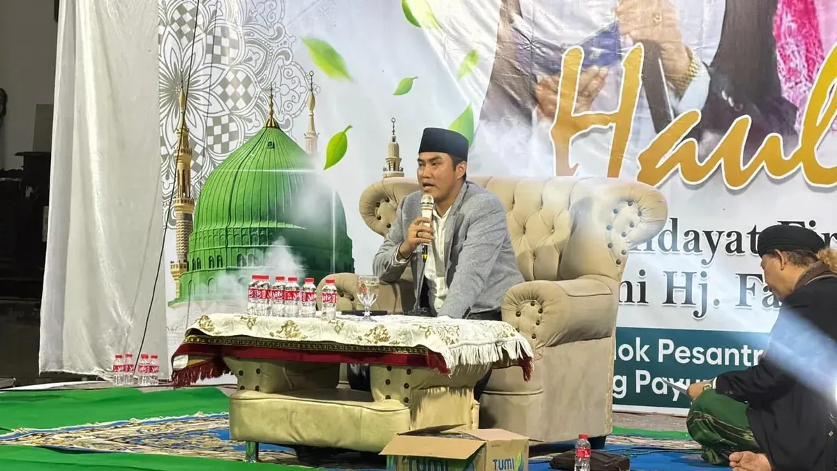 Anggota DPRD Jabar, Abdul Karim saat memberikan sambutan pada acara haul pendiri Pondok Pesantren Al-Huda Parungpayung di Desa Bojonglarang, Kecamatan Cijati, Kabupaten Cianjur. (Sumber: Istimewa)