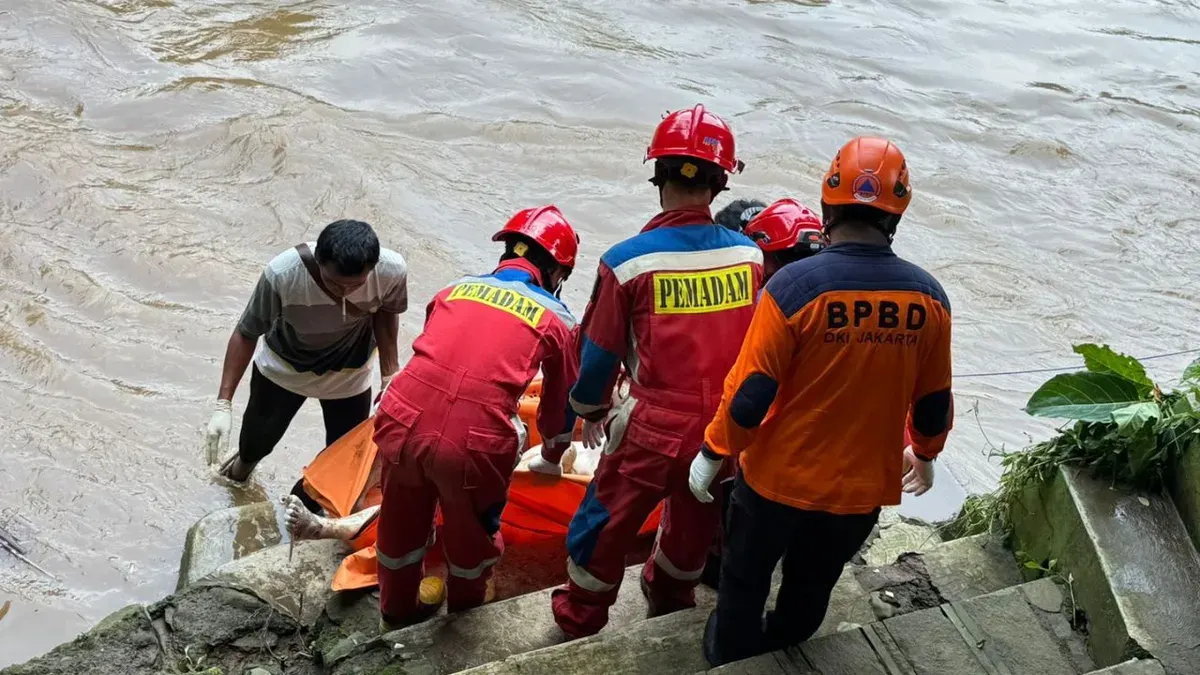 Warga Lenteng Agung, Jagakarsa, digegerkan dengan penemuan sesosok mayat pria tanpa identitas yang mengambang di aliran Kali Ciliwung, Jakarta Selatan, Senin, 20 April 2026 pagi. (Sumber: Dok. Polsek Jagakarsa)