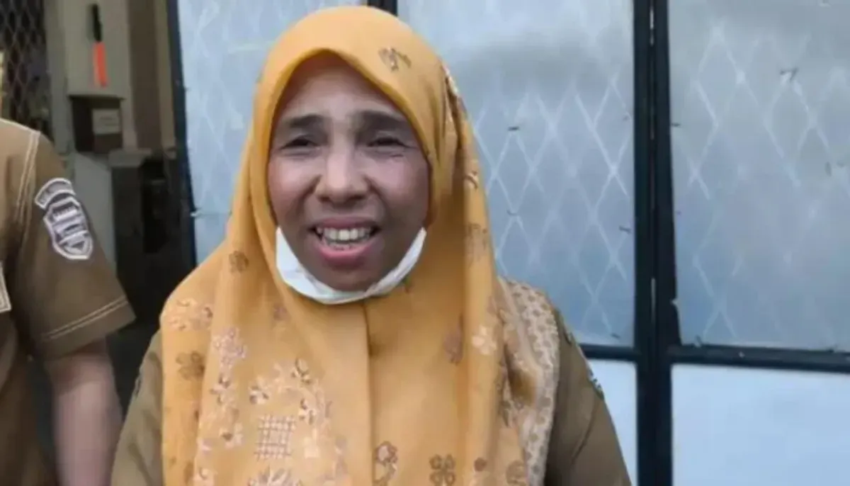 Guru PPKn di Purwakarta, Bu Atun, memaafkan murid yang mengacungkan jari tengah. Ia menegaskan pendidikan harus mengedepankan akhlak dan pembinaan, bukan hukuman. (Sumber: X/@Heraloebss)
