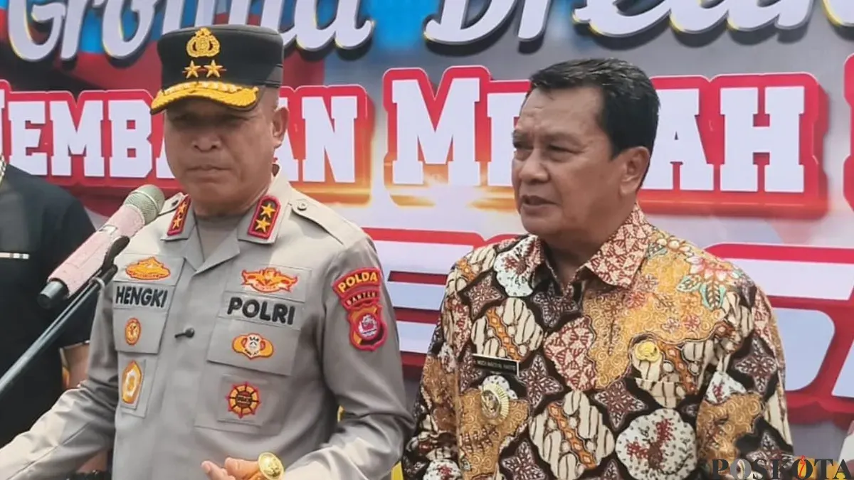 Kapolda Banten, Irjen Pol Hengki (kiri) menghadiri peletakan batu pertama pembangunan Jembatan Merah Putih Presisi, Kampung Ilat, Desa Pangadegan, Kecamatan Pasar Kemis, Kabupaten Tangerang, Selasa, 21 April 2026. (Sumber: Poskota/Veronica Prasetio)