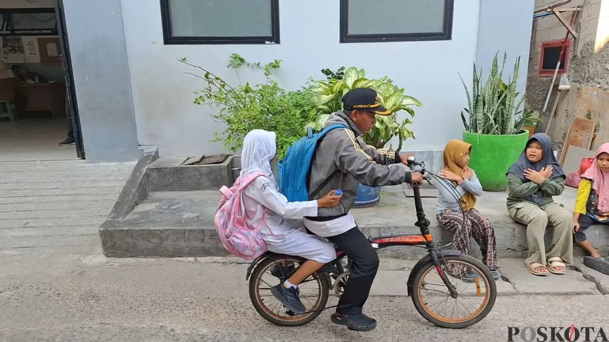 Abdul Azis, guru honorer di sekolah MI Nurul Islam 1, Kamal Muara, Penjaringan, Jakarta Utara. (Sumber: Poskota/Pandi Ramedhan)