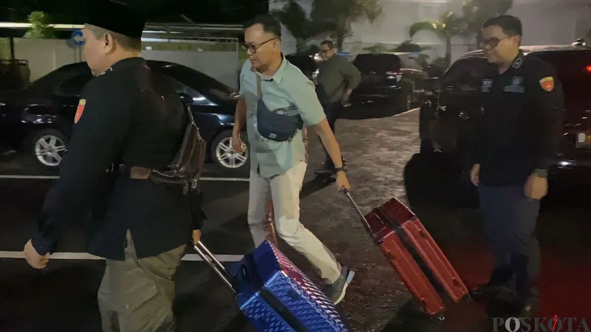Kejari Cimahi Geledah Kantor Disnakertrans Kota Cimahi. (Sumber: Poskota/Gatot Poedji Utomo)
