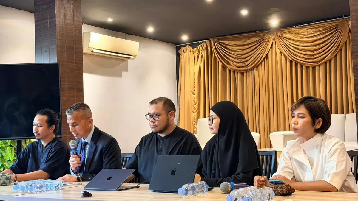 Ibrahim Arief didampingi istri dan tim kuasa hukum saat konferensi pers di Jakarta, 21 April 2026. (Sumber: Istimewa)