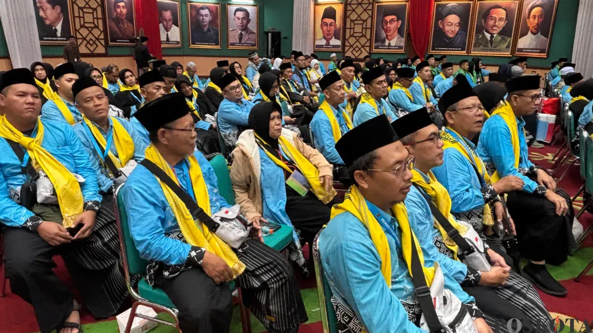 Sejumlah jemaah haji berkumpul di Gedung Tegar Beriman sebelum berangkat menunu Tanah Suci dan menerima pengarahan dari Wakil Bupati Bogor, Kamis 23 April 2026.(Sumber: Poskota/Giffar Rivana)