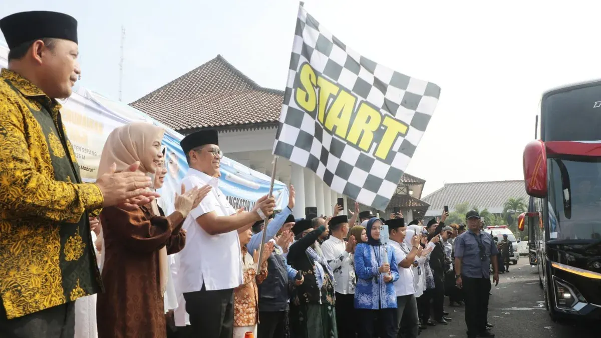 Gubernur Banten, Andra Soni didampingi Bupati Serang Rachmatuzakiyah melepas rombongan haji di halaman pendopo Bupati Serang. (Sumber: Dok. Pemkab Serang)