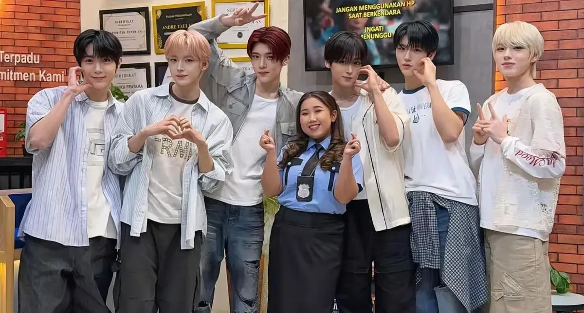 Komika Kiky Saputri saat bersama anggota grup idola K-Pop NCT Wish dalam acara Lapor Pak. (Sumber: Instagram/@kikisaputrii)