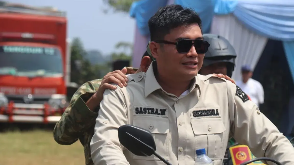 Ketua DPRD Kabupaten Bogor, Sastra Winara saat menghadiri program TNI Manunggal Membangun Desa (TMMD) ke-128, yang digelar di Desa Banyuasih, Kecamatan Cigudeg. (Sumber: Dok. Setwan DRPD Kabupaten Bogor)