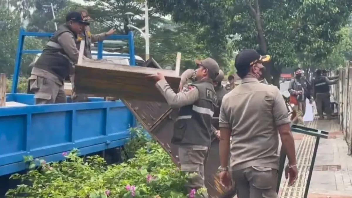 Sejumlah lapak PKL di trotoar dan fasilitas umum kawasan Puri Kembangan CNI, Kembangan, Jakarta Barat, ditertibkan, Kamis, 23 April 2026. (Sumber: Dok. Istimewa)