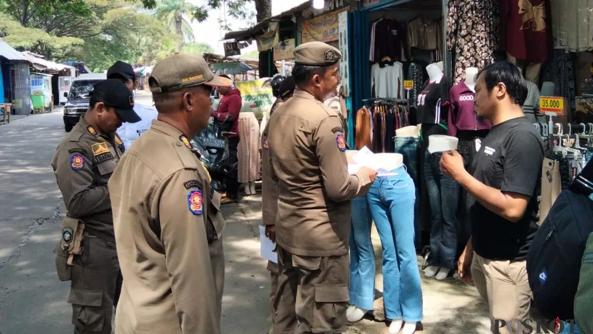 Satpol PP Kabupaten Tangerang mendistribusikan surat peringatan pertama kepada pemilik bangunan liar di wilayah Desa Sukamantri, Kecamatan Pasar Kemis, Kamis, 23 April 2026. (Sumber: Poskota/Veronica Prasetio)