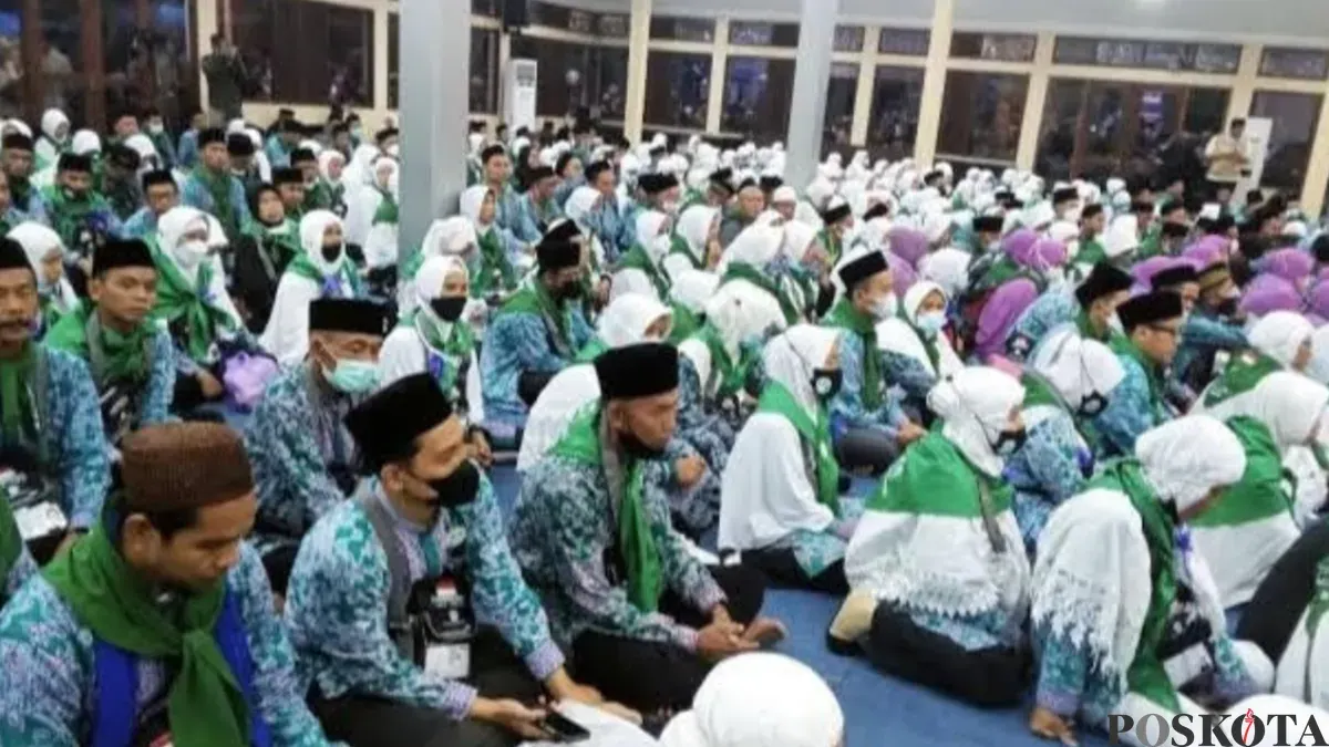 Ratusan calon haji saat melakukan persiapan pemberangkatan di Gedung Pendopo Pandeglang. (Sumber: Poskota/Samsul Fatoni)