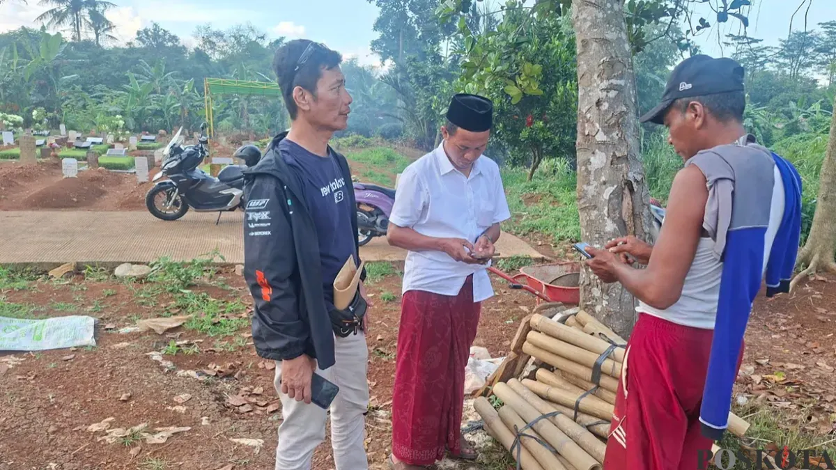 Ketua lingkungan RT 04 RW 04, Herman alias Gareng, (kopiah hitam) bersama warga mencoba mencari informasi ke penggali makam terkait kebenaran informasi viral di TPU Pasir Putih. (Sumber: Poskota/ Angga Pahlevi)