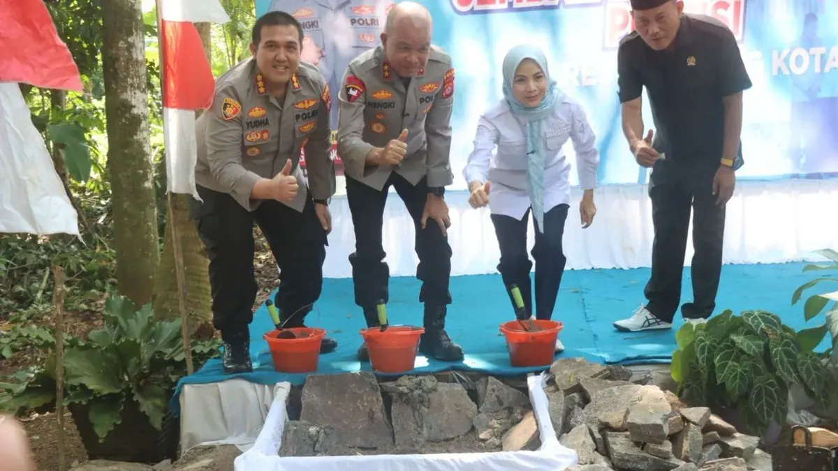 Kapolda Banten bersama Kapolresta Serang Kota dan Bupati Serang melaksanakan ground breaking pembangunan Jembatan Merah Putih di Kampung Cisaat, Kecamatan Padarincang, Kabupaten Serang, Jumat, 24 April 2026. (Sumber: Dok. Humas Polresta Serang Kota)