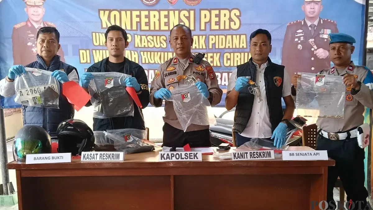 Kapolsek Ciruas Kompol Salahuddin didampingi Iptu Yogo Handono, Ipda Vally Becahya dan Ipda Athallah Thoriq saat konferensi pers di Mapolsek Ciruas, Jumat, 24 April 2026. (Sumber: Poskota/Rahmat Haryono)