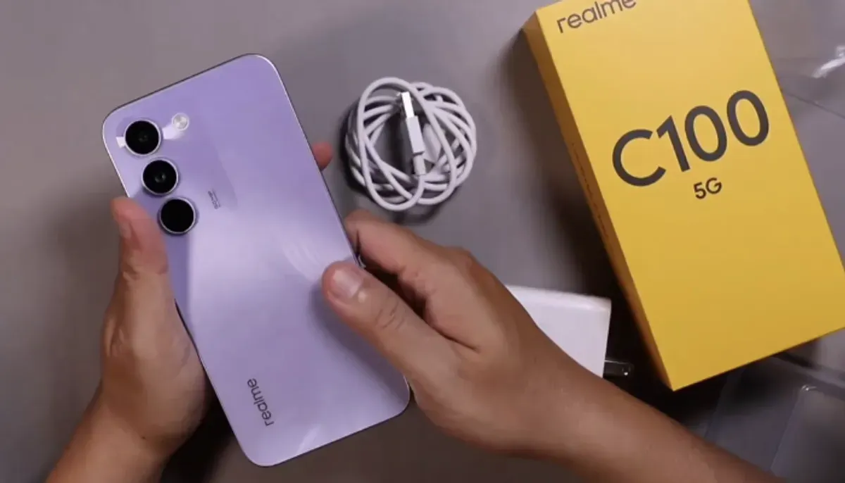 Realme C100 membawa desain premium, baterai tahan lama, dan performa stabil untuk aktivitas harian. (Sumber: YouTube/Gadget Me)