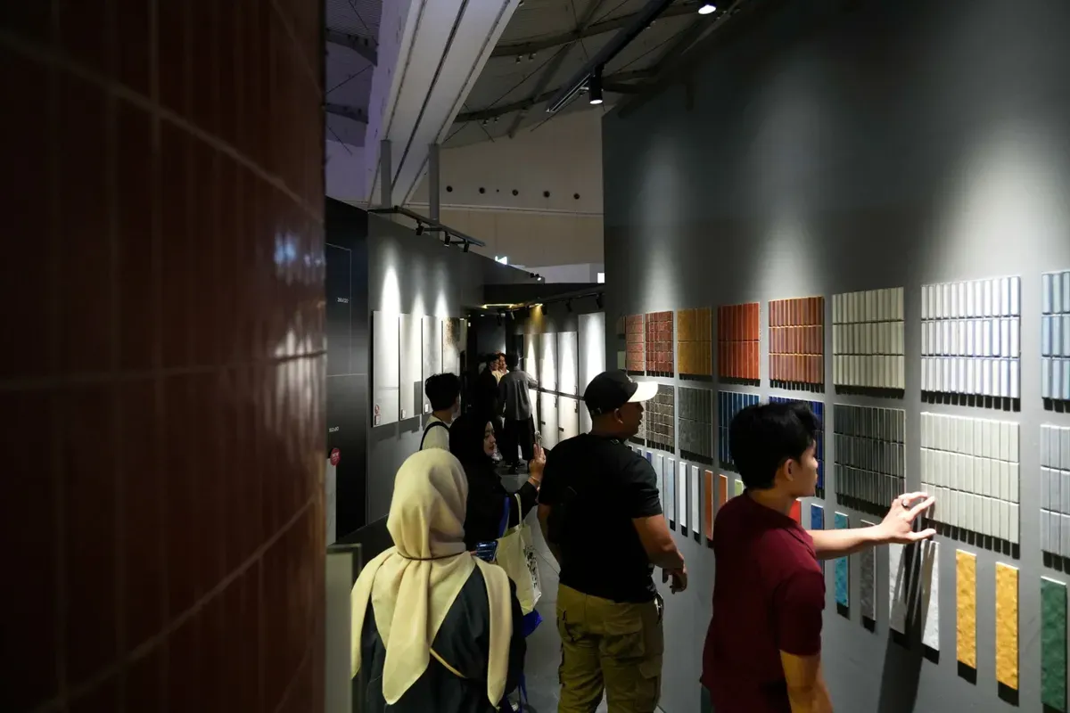 Pengunjung ARCH:ID 2026 melihat produk terbaru hasil arsitek, designer dan sejumlah merek di ICE BSD City, Tangerang pada 23-26 April 2026. (Sumber: Dok. Istimewa)