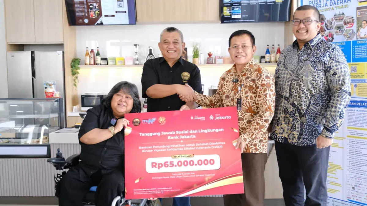 Direktur Kepatuhan Bank Jakarta, Ateng RIvai, didampingi Sekretaris Perusahaan Bank Jakarta, Arie Rinaldi, saat menyerahkan Bantuan penunjang pelatihan kepada Ketua Pembina Yayasan Solidaritas Difabel Indonesia, Suty Karno. (Sumber: Istimewa)
