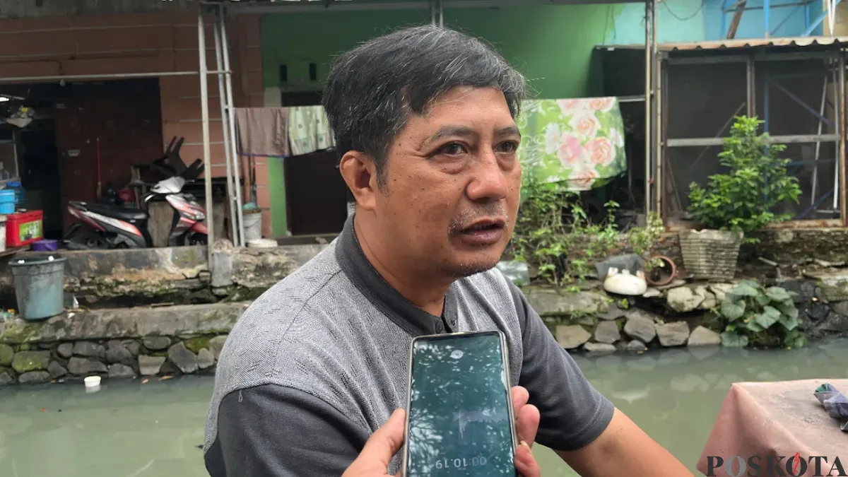 Potret ketua RT Kapuk, Timbul Prayoga saat menuturkan dampak kebakaran di wilayahnya. (Sumber: Poskota/Pandi Ramedhan)