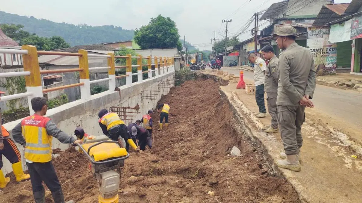 Petugas pembangunan jalan percepat pembangunan Jalan Cikampak-Gunung Bunder pasca longsor yang terjadi beberapa waktu lalu. (Sumber: Dok. Pemkab Bogor)