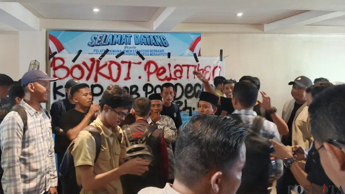 Suasana kericuhan dalam acara pelatihan KDMP di Pandeglang. (Sumber: Poskota/Samsul Fatoni)