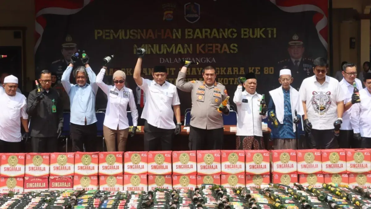 Kapolresta Serang Kota, Kombes Pol Yudha Satria bersama unsur Forkopimda Kota Serang, Tokoh Agama, Ketua DPRD Kabupaten Serang, dan perwakilan instansi terkait memusnahkan belasan ribu botol miras. (Sumber: Polresta Serang Kota)