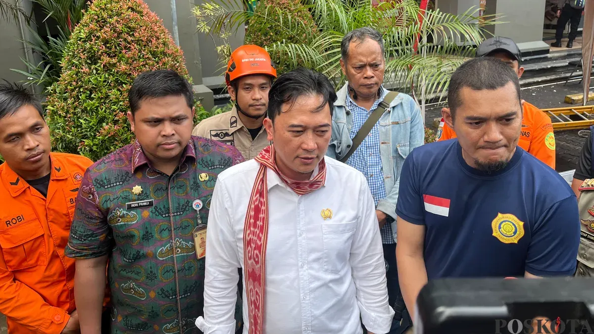 Anggota DPRD Jakarta, Kevin Wu meninjau lokasi kebakatan apartemen Mediterania Tanjung Duren, Grogol Petamburan, Jakarta Barat, Kamis, 30 April 2026. (Sumber: Poskota/Pandi Ramedhan)