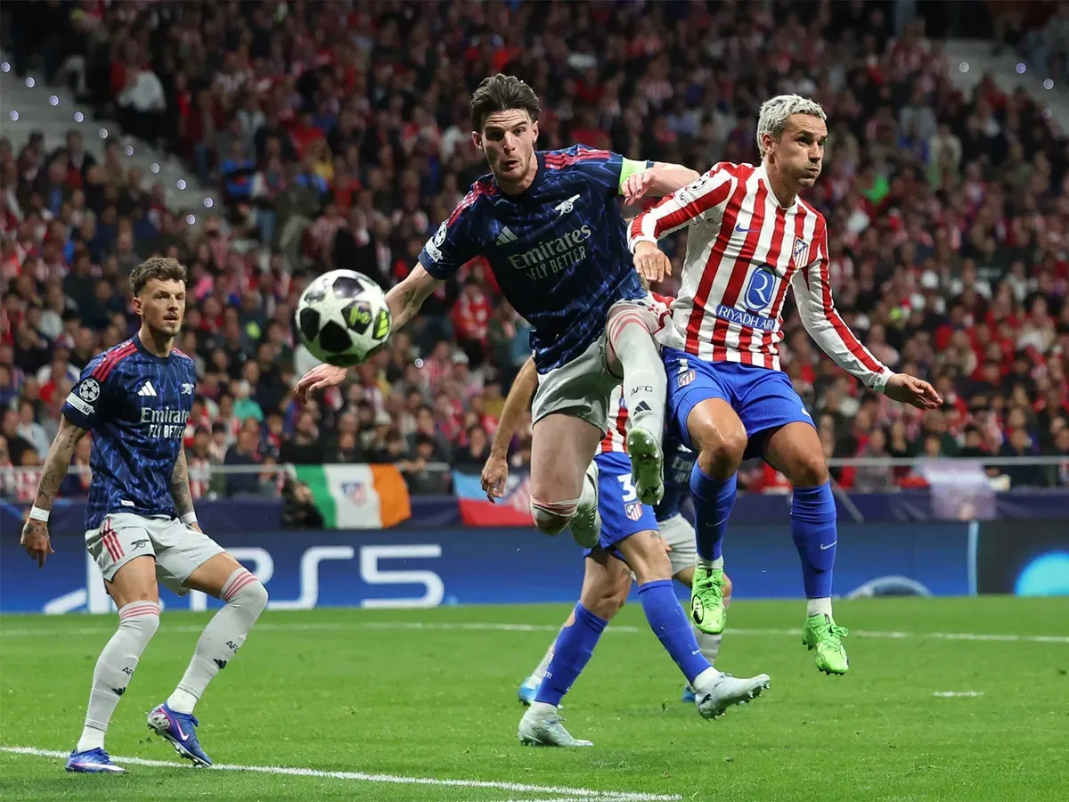Pemain Arsenal dan Atletico Madrid berebut bola dalam laga leg pertama semifinal Liga Champions UEFA di Stadion Metropolitano, Madrid. Duel berakhir imbang 1-1 dan tiket final akan ditentukan di Emirates Stadium. (Sumber: X/@ani_digital)