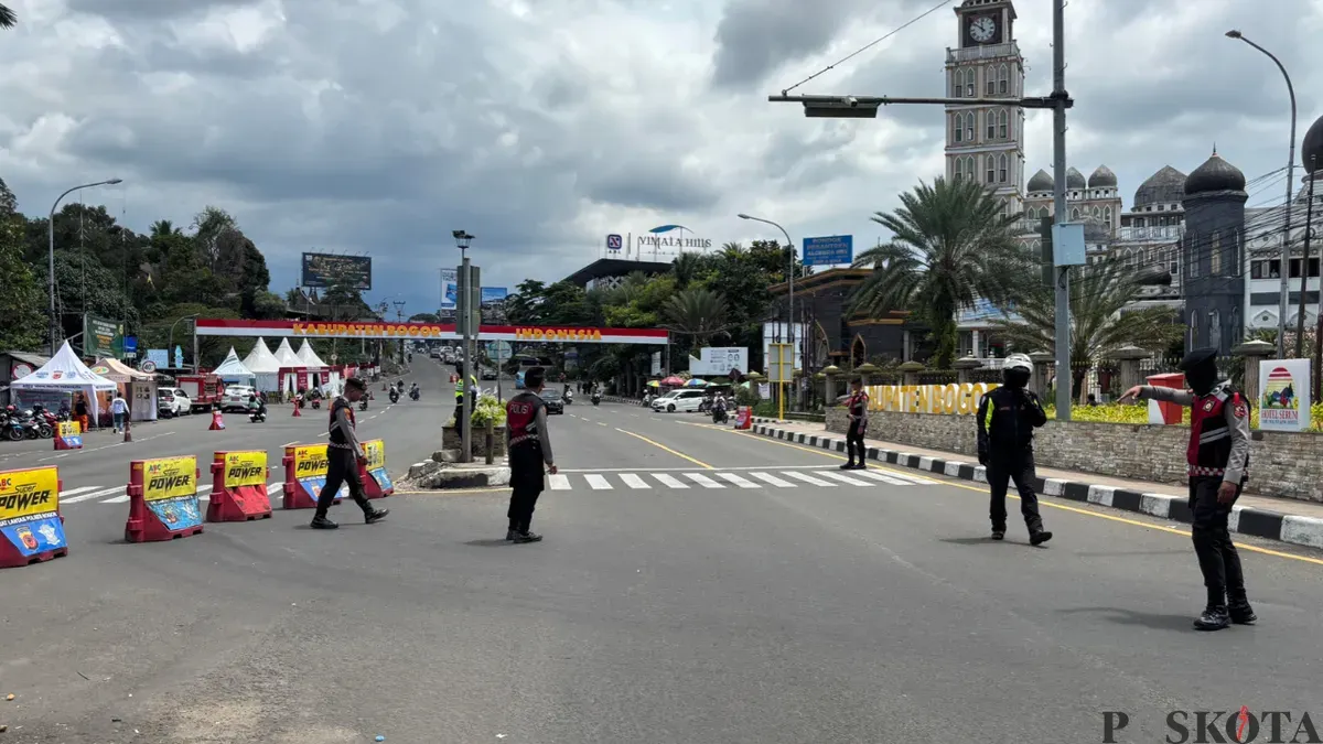 Potret Satlantas Polres Bogor saat memberlakukan one way di Jalur Puncak untuk mengurangi kepadatan. (Sumber: Poskota/Giffar Rivana)