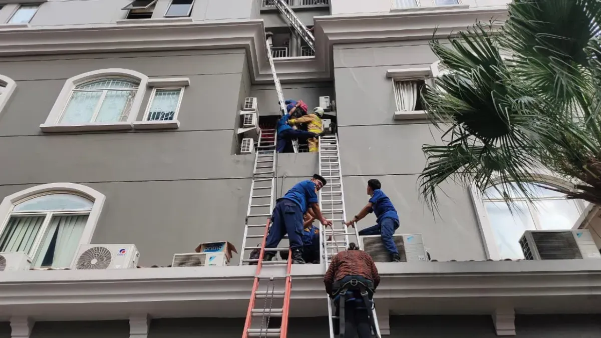 Kebakaran melanda apartemen Mediterania Tanjung Duren, Grogol Petamburan, Jakarta Barat, Kamis, 30 April 2026. (Sumber: Istimewa)