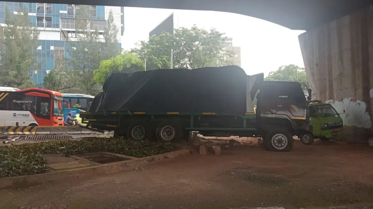 Sebuah truk tronton mengalami kecelakaan tunggal di Jalan Gatot Subroto, Jakarta Pusat, Kamis, 30 April 2026. (Sumber: Dok. Polda Metro Jaya)