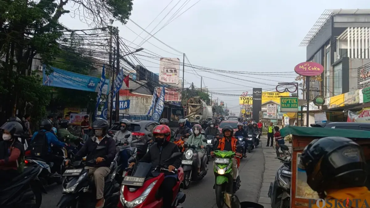 Kemacetan di Jalan Cinere, Depok dampak dari pengecoran jalan. (Sumber: Poskota/Angga Pahlevi)