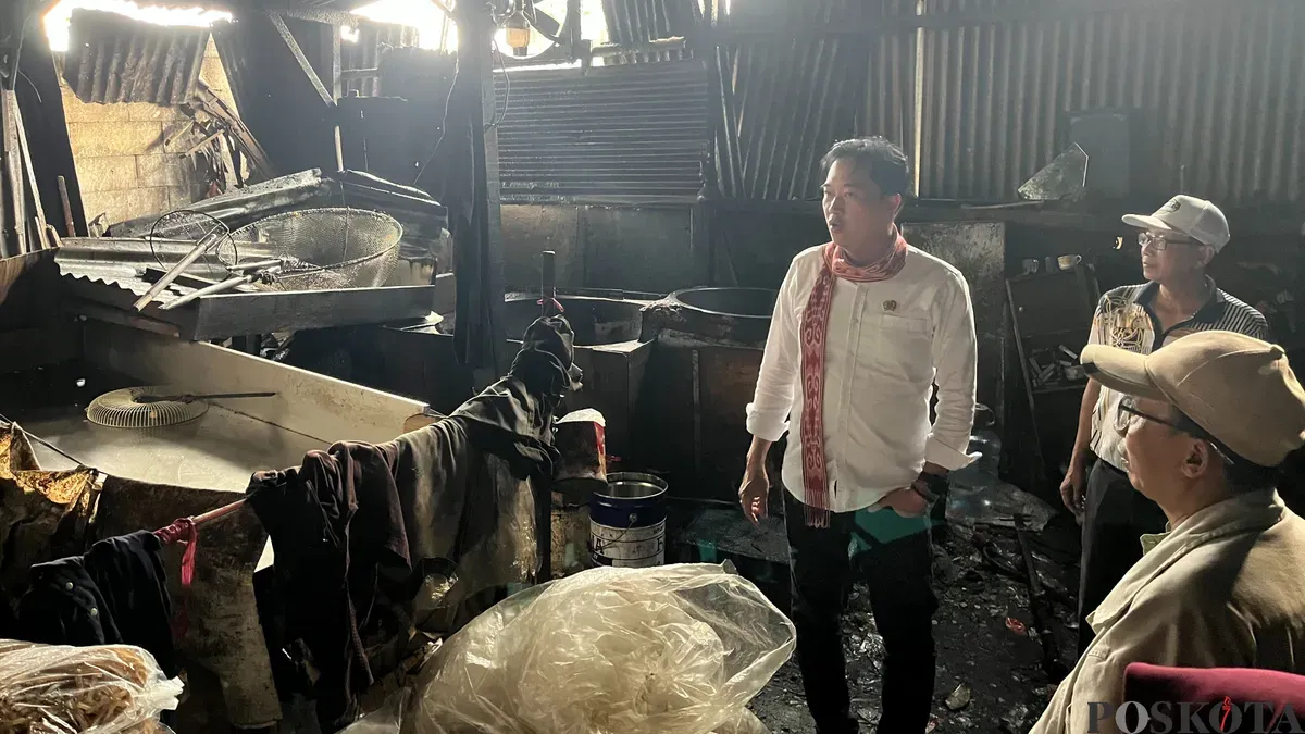 Anggota Komisi A DPRD Jakarta, Kevin Wu mendatangi pabrik di kawasan Kebon Jeruk, Jakarta Barat, Kamis, 30 April 2026. (Sumber: Poskota/Pandi Ramedhan)