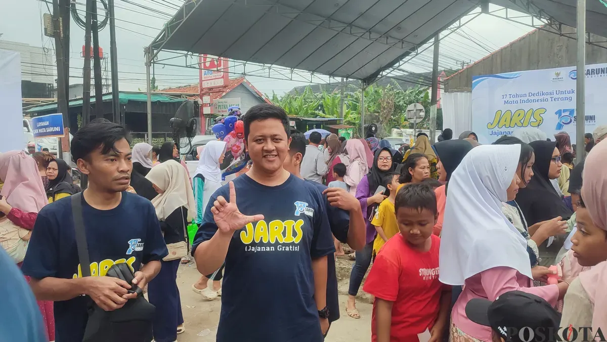Ratusan warga menyerbu bazar murah dan jajanan gratis yang digelar Klinik Utama Mata Saruni Pandeglang. (Sumber: Poskota/Samsul Fatoni)