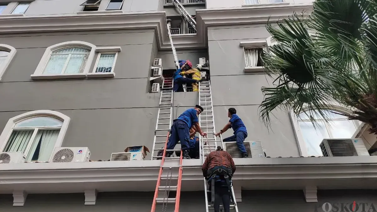 Upaya penyelamatan petugas pemadam kebakaran terhadpa penghuni apartemen Mediterania Tanjung Duren, Grogol Petamburan, Jakarta Barat, Kamis, 30 April 2026. (Sumber: Poskota/Pandi Ramedhan)