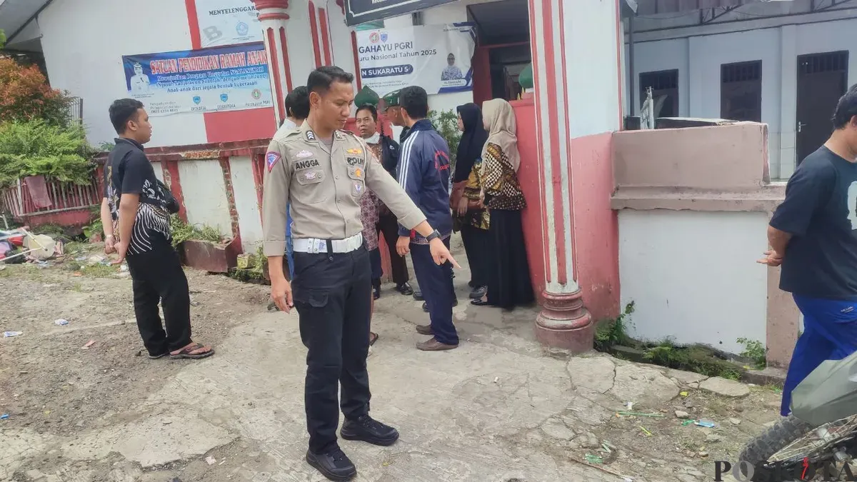 Anggota Polres Pandeglang saat melakukan olah TKP pada lokasi kecelakaan lalulintas maut di depan SDN Sukaratu 5. (Sumber: Poskota/Samsul Fatoni)