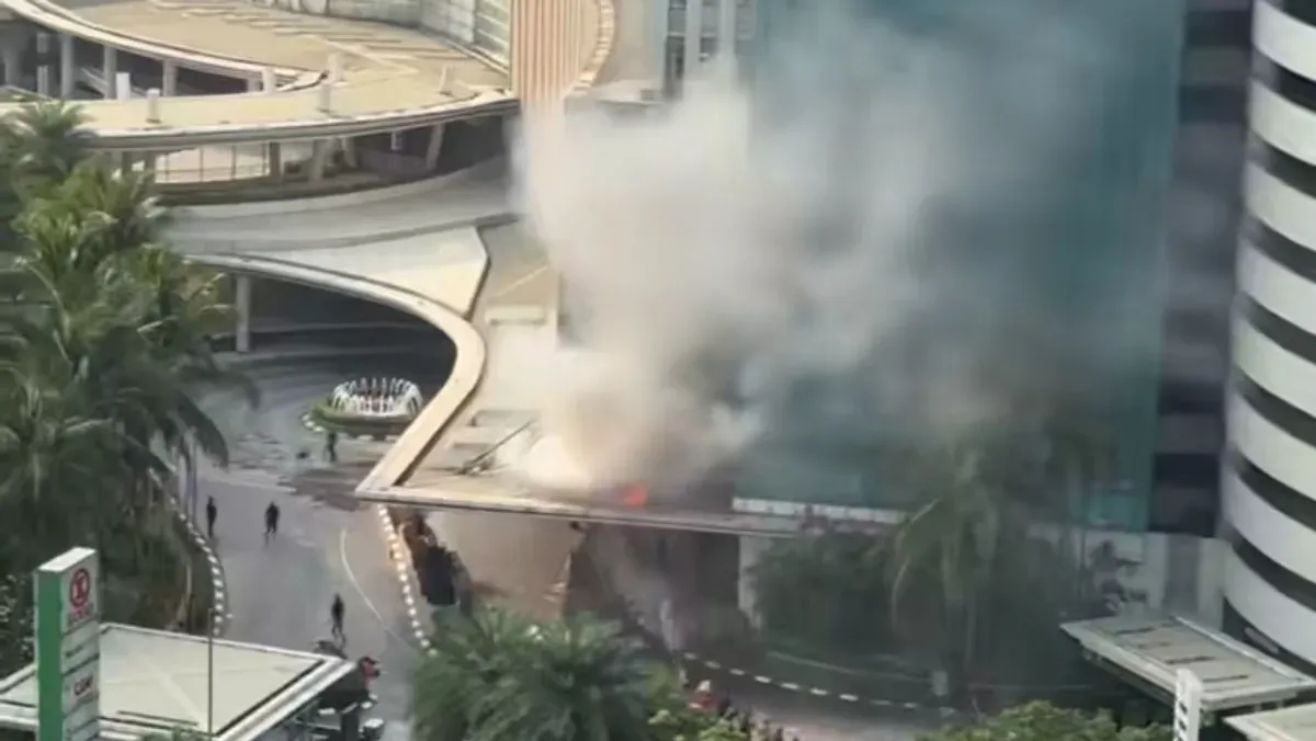 Hotel Pullman di Jakarta Barat kebakaran pada hari ini, Sabtu, 1 Agustus 2026. (Sumber: Threads/Nenaharyotoo)