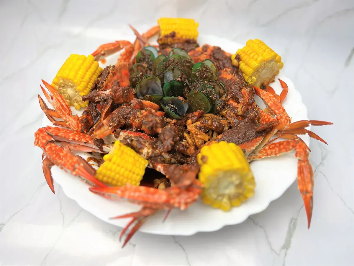 Aneka hidangan seafood segar di Jakarta Selatan, mulai dari kepiting saus Padang, lobster, ikan bakar, hingga kerang dengan berbagai pilihan bumbu favorit. (Sumber: Wikimedia Commons)