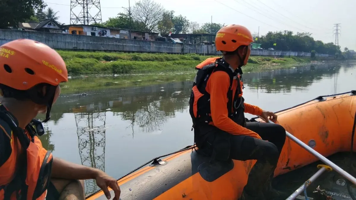 Tim SAR gabungan melakukan pencarian terhadap seorang pemuda diduga tenggelam di Kali Banjir Kanal Barat, Jalan Tanggul Banjir Kanal Barat, Grogol Petamburan, Jakarta Barat. (Sumber: Dok. Istimewa)