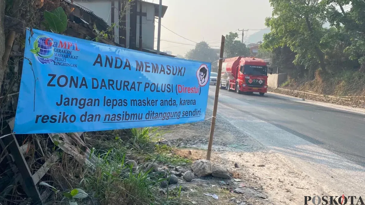 Kondisi kawasan Jalan Raya Cipatat yang terkena dampak debu batu kapur. (Sumber: Poskota/Gatot Poedji Utomo)