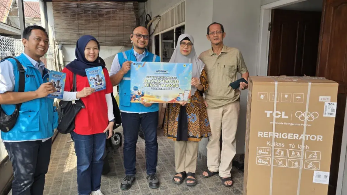 Penyerahan hadiah pemenang undian NGEBUT oleh Manager PLN UP3 Jatinegara Andi Seno Hendriatmoko, kategori "Pelanggan Bayar Taglis Tepat Waktu via PLN Mobile". (Sumber: PLN UID Jakarta Raya)