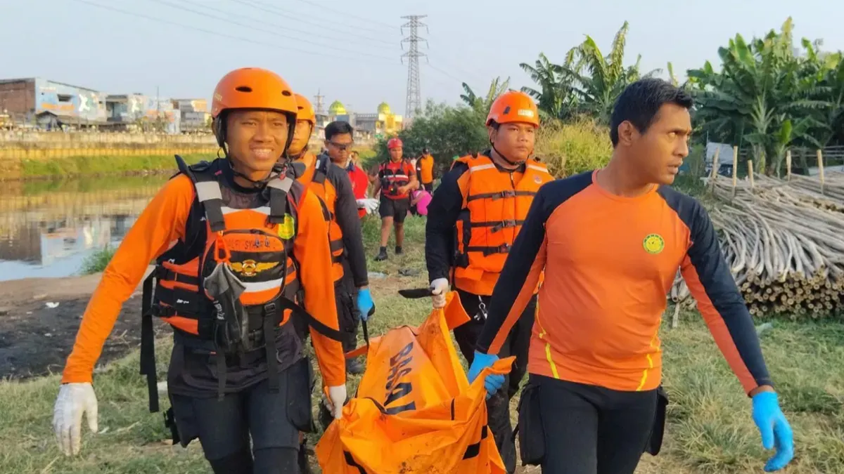 Tim SAR Gabungan menemukan M. Tomul Adi Kurniawan, 19 tahun korban yang diduga terseret arus dan tenggelam di Kali Banjir Kanal Barat (BKB), Grogol Petamburan, Jakarta Barat. (Sumber: Istimewa)
