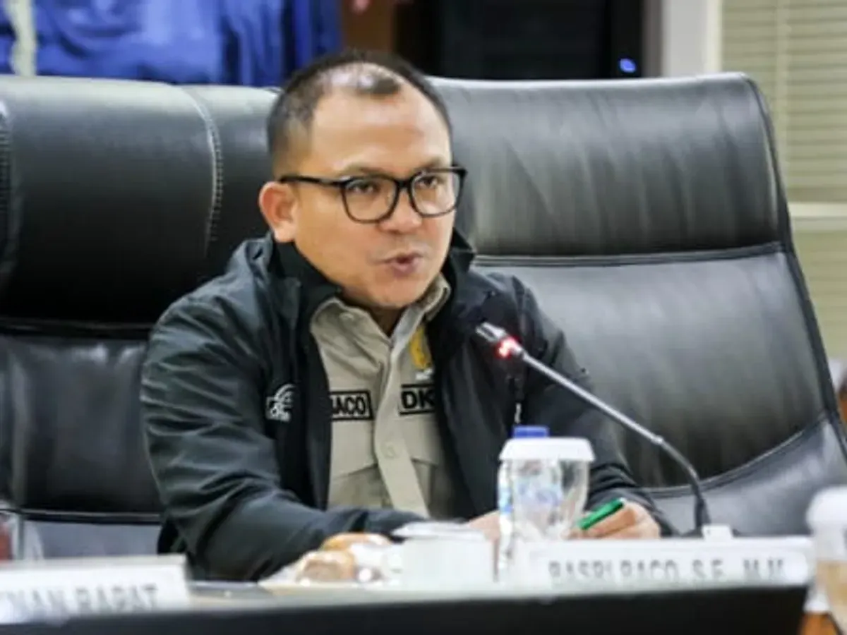 Wakil Ketua DPRD DKI Jakarta Basri Baco menyampaikan pandangan terkait pembahasan APBD Perubahan 2026 yang diharapkan berfokus pada program prioritas dan peningkatan PAD, Senin (3/8/2026). (Sumber: Istimewa)