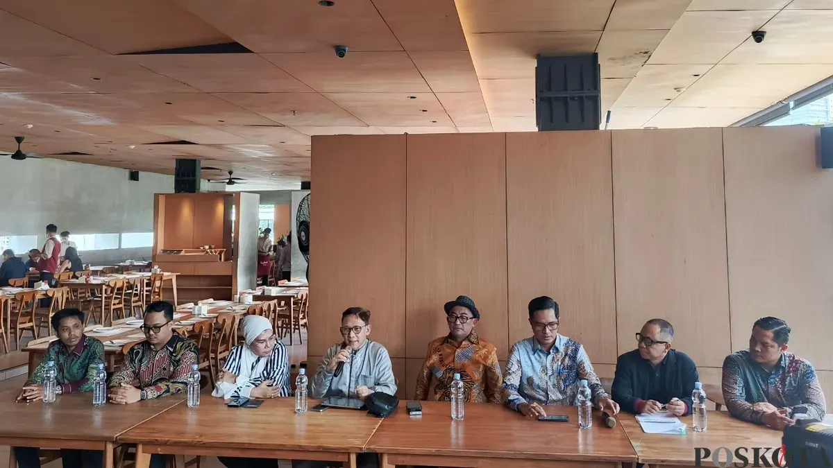 Tim kuasa hukum mantan Jaksa Agung Muda Jampidsus, Febrie Adriansyah saat memberikan keterangan pers di kawasan Senayan, Tanah Abang, Jakarta Pusat, Selasa, 4 Agustus 2026. (Sumber: Poskota/Ali Mansur)