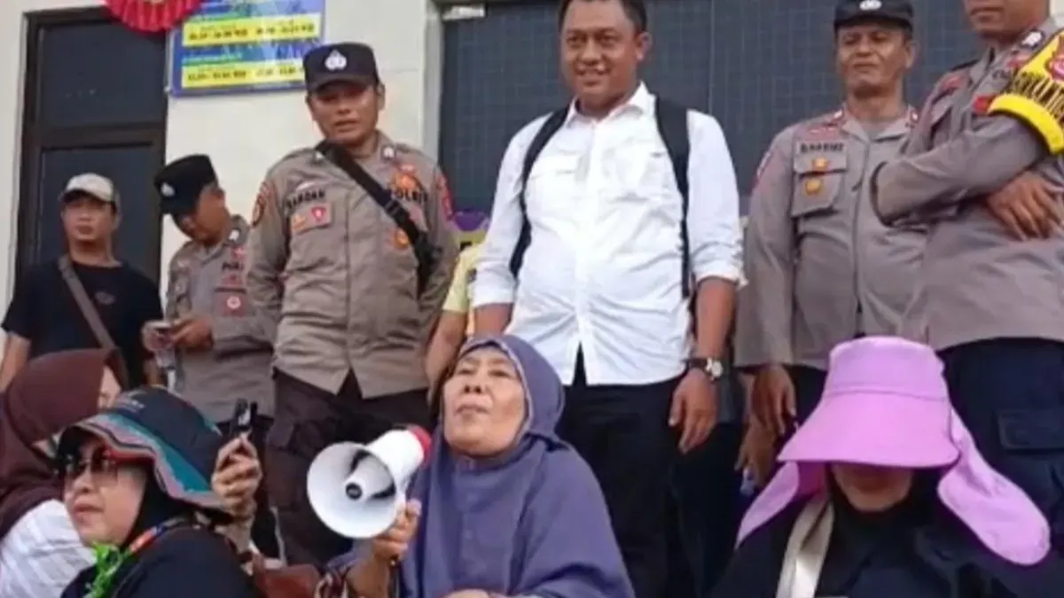 Ratusan warga saat ikut mengawal sidang tuntutan dua terdakwa kasus dugaan penistaan agama di PN Rangkasbitung, Lebak. (Sumber: Istimewa)