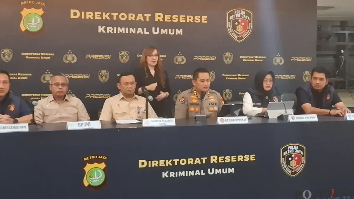 Konferensi pers Polda Metro Jaya terkait pemulangan tiga warga negara Indonesia (WNI) yang menjadi korban tindak pidana perdagangan orang (TPPO) dari Libya, di Polda Metro Jaya, Jakarta Selatan, Selasa, 4 Agustus 2026. (Sumber: Poskota/Ali Mansur)